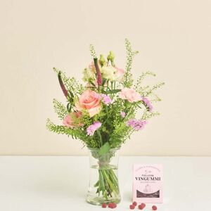 Interflora Floristens kreative buket i lyserøde nuancer med vingummier